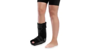 Bota ortopédica imobilizadora usada para imobilização do pé e tornozelo durante recuperação de lesão