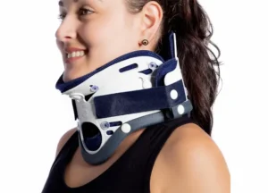 Pessoa utilizando colar cervical ortopédico rígido para imobilização do pescoço e suporte da coluna cervical durante recuperação de lesão ou trauma.