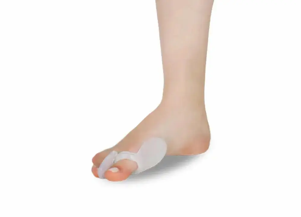Corretor de joanete em silicone aplicado no pé para alinhar o dedão e reduzir a pressão e o atrito durante o uso diário