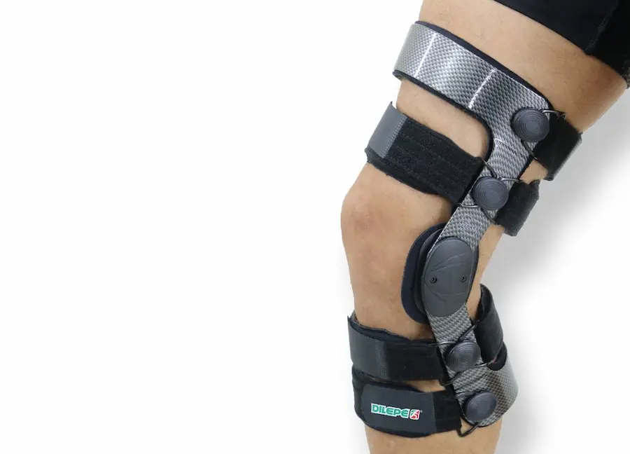 Órtese para joelho articulada com suportes laterais para estabilização da articulação durante recuperação de lesões ligamentares ou reabilitação ortopédica