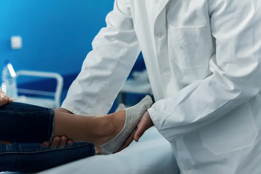 Ortopedista avaliando pé de paciente durante consulta para indicação de palmilha ortopédica e correção de alterações na pisada.
