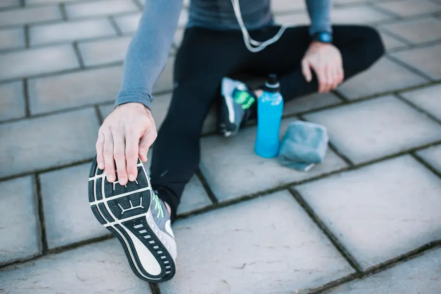 Atleta realizando alongamento antes do treino com produtos de suporte ortopédico para prevenção de lesões.