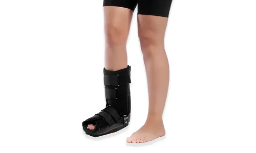 Bota ortopédica imobilizadora usada para imobilização do pé e tornozelo durante recuperação de lesão