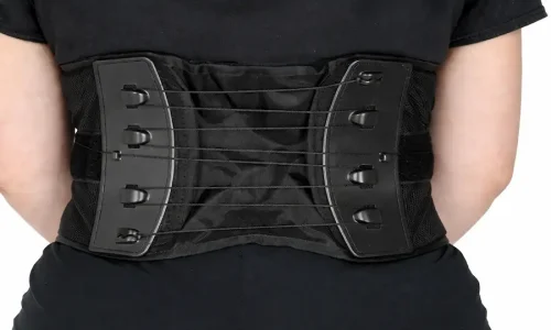 Pessoa utilizando cinto lombar ortopédico com hastes de suporte para estabilização da coluna e proteção da região lombar durante atividades físicas ou trabalho.