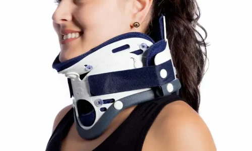 Pessoa utilizando colar cervical ortopédico rígido para imobilização do pescoço e suporte da coluna cervical durante recuperação de lesão ou trauma.