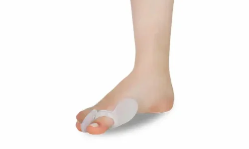 Corretor de joanete em silicone aplicado no pé para alinhar o dedão e reduzir a pressão e o atrito durante o uso diário