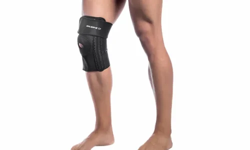 Pessoa utilizando joelheira ortopédica com suporte patelar para estabilização do joelho e proteção durante atividades físicas ou recuperação de lesões.