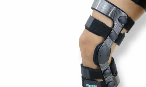 Órtese para joelho articulada com suportes laterais para estabilização da articulação durante recuperação de lesões ligamentares ou reabilitação ortopédica